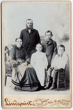 Wilhelm and Louise Kundiger family portrait, 1895