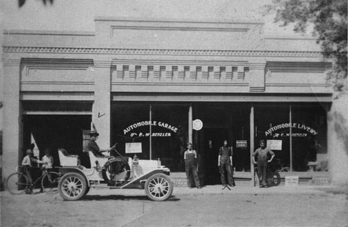 0029-022 C. W. Henzler Garage